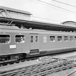 859297 Afbeelding van een el3ctrisch treinstel mat. 1954 langs het 2e perron van het N.S.-station Amersfoort te Amersfoort.